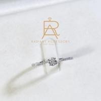 ราคา แหวนเงินแท้เม็ดชูฝังเพชร Moissanite 0.3 กะรัต ทรงกลม ก้านโค้งฝังบ่าข้าง ชุบทองคำขาว (41253366809)