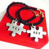 ราคา ข้อมือสลักชื่อ สายเชือก สายหนัง ตัวจี้ ข้อมือคู่ ของขวัญ ไม่ดำ 100% (13528299)