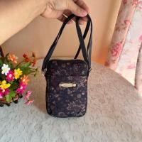 ราคา Everlast แท้ ครอสบอดี้ทรงโฟนแบ็ก สภาพดีสวยแทบไม่มีร่องรอยใช้งาน ซับในสะอาด ขนาด 5 นิ้ว สูง 7 นิ้ว 450 บาท (45654789538)