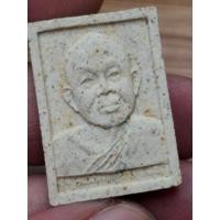 ราคา พระผงรูปเหมือน หลวงปู่เหรียญ วรลาโภ สำนักสงฆ์สวนจิตรลดา หนองคาย รุ่นถวายพระพร ปี2539 (29591438381)