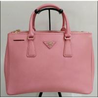 ราคา PRADAกระเป๋าทรงทำงานสีชมพูนมหนังแท้อะไหล่สีทองมีเฟดบ้าง มีเก็บงานยาแนวหูกระเป๋ามา มีร่องรอยการใช้งานบ้างมือ2 ขนาด13" (26977983864)