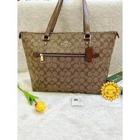 ราคา กระเป๋า coach Tote zip น้ำตาลลายซี COACH F79609 GALLERY TOTE IN SIGNATURE CANVAS IM/KHAKI SADDLE2 (21359608990)