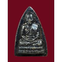 ราคา หลวงปู่ทวด วัดช้างให้ รุ่น ร.ศ. 200 พิมพ์กลีบบัว เนื้อโลหะรมดำ ซองเดิมๆ สภาพผิวเดิมๆ (24245471426)