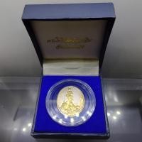 ราคา เหรียญพระโพธิสัตว์กวนอิม ทรงประทับมังกร เนื้อเงินสองกษัตริย์ หลังตรากาญจนาภิเษก จ.ระนอง ปี2539 พร้อมกล่องเดิม นิยม หายาก (24287571682)