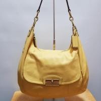 ราคา กระเป๋าหนังแท้ Coach Kristin Yellow Leather Hobo Bag ✨สินค้ามือสอง✨ (18178667248)