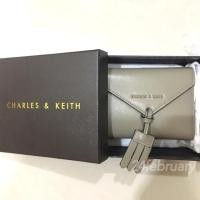 ราคา กระเป๋าสตางค์มือ1 Charles&Keith สีเทาเบจ ไม่มีตำหนิใดๆ มีสายสะพายหิ้ว อุปกรณ์ครบ พร้อมกล่อง (1799210725)