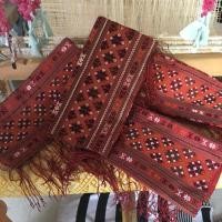 ราคา ผ้าพันคอไหมแพรวาไหมแท้ท่อมือสีแดง (2289796291)