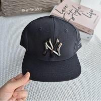 ราคา MLB Cap Metal Logo Snapback NY หมวกแก๊ปปีกตรง สีดำ โลโก้โลหะ NY เงิน (24176299850)