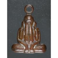 ราคา 2.พระปิดตาหลวงพ่อยุ้ย วัดบางกะปิ รุ่น3 ปี2515 กริ่งดัง (41660798439)