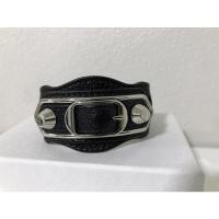 ราคา กำไล Balenciaga (มือสอง) หนังดำหมุดเงิน size m (14804453106)