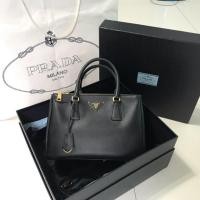 ราคา Used in good Prada saffiano 2zip size 30 สีดำ ปี13 สภาพสวย มุมดีไม่ถลอก กระดุมไม่แตก สายแข็ง (1791641840)