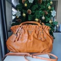 ราคา กระเป๋าหนัง Prada ปราด้ามือสอง กระเป๋าสะพายหนังแท้สีน้ำตาลเหลือง งานหนังแท้นิ่ม ด้านในซํบในสะอาด หนังแท้คุ้มมากๆ (13859772647)