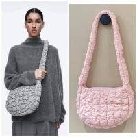ราคา ส่งฟรี พร้อมส่ง * COS QUILTED Messenger bag จาก Shop ญี่ปุ่น รุ่นสายยาว ของแท้ 100% ส่งฟรี (23988771100)