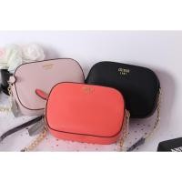 ราคา Guess Mini Crossbody Bag หนังลาย Saffiano ขนาดกำลังพอดี น่ารัก น่าใช้ค่ะ ด้านหน้าติดอะไหล่แบรนด์ทอง สีส้ม สีครีม (4313325443)