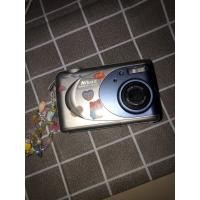 ราคา กล้องดิจิตอลมือสอง Nikon coolpix 2000 ใช้งานได้ปกติ (มีสายคล้องกล้องกับกระเป๋า) (44115378536)