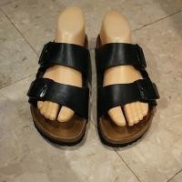 ราคา รองเท้าแตะมีสายรัดหนังสีดำ ยี่ห้อ Birkenstock แท้ (มือสอง) (29424659945)