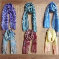 ราคา ผ้าพันคอไหมพรีเมี่ยมลายบาติก +- 180x27 ซม. (ผ้าพันคอ, ผ้าพันคอไหมสี่เหลี่ยม, ถุงสิ่งทอลายทแยง) (20808817167)