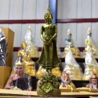 ราคา พระพุทธรูปปางถวายเนตร (พระพุทธรูปประจำคนเกิดวันอาทิตย์) งานเรซิ่นสีทองเก่า ฐาน 3 นิ้ว สูง 30 ซม. (55403766081)
