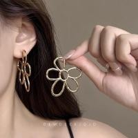 ราคา 2024 ต่างหูดอกไม้โลหะกลวงครึ่งแหวนเรียบง่าย (26909609813)