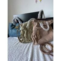 ราคา กระเป๋าทรงถือหรือสะพายไหล่ miu miu แบรนด์เนมแท้มือสอง สภาพดีพร้อมใช้งาน (12981767298)