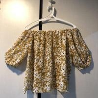 ราคา เสื้อปาดไหล่ จั๊มแขน สีเหลืองลายดอก (6978502246)