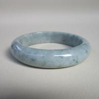 ราคา กำไลหยกพม่า Jadeite type A ขนาดวงใน 58.3mm กว้าง 14.1mm ทรงกลมท้องแบน สวมใส่ได้ทุกเพศ (29356506795)