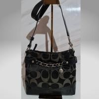 ราคา กระเป๋าโคชCoachมือสองผ้าแคนวาสแน่นลายตัวซีสีดำใหญ่สะพายไหล่สายหนังของแท้สภาพ90%สะอาด ไม่มีตำหนิหนักสภาพเหมือนใหม่ (10038600629)