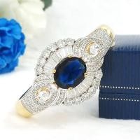 ราคา ส่งฟรี กำไลไพลินชูล้อมเพชรตัดเหลี่ยมข้างเพชรหยดน้ำ เครื่องประดับไทย พูนทรัพย์ มีใบรับประกัน BD207B600 (24080739127)