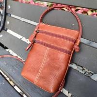 ราคา กระเป๋าสะพายหนังแท้ ใช้ห้อยคอได้ แบรนด์ Moonlight ของแท้ 100% สีแทน ใส่พาสปอร์ตและมือถือได้ แถมถุงผ้ากันฝุ่นฟรีอีก 1 ใบ (517612536)