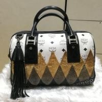 ราคา กระเป๋าmcm. ของแท้​ ทรงหมอน12นิ้ว​ งานอิตาลี​ หายากมาก​ สภาพสวย​ ขอบมุมสวย ซับในสะอาดสีแดง​ อะไหล่เงินแบบลงทรายๆๆ​ (2838491826)