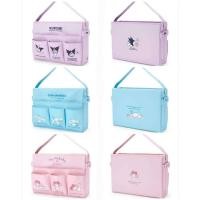 ราคา พร้อมส่ง กระเป๋าหิ้ว กระเป๋าใส่เอกสาร SANRIO งานแท้ - ด้านหน้ามีช่องใส่ของ 4 ช่อง - ขนาด 33×24×11 cm (23539934817)