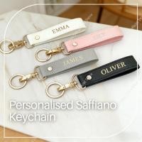 ราคา พวงกุญแจสี่เหลี่ยมผืนผ้า Saffiano ระดับพรีเมียมและพวงกุญแจทรงกลมพร้อมชื่อนูน Tassl (29328423338)