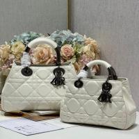 ราคา DIOR Lady 95 Diana Bag ขนาดเล็ก-กลาง กระเป๋าถือหนังวัวพร้อมหัวเข็มขัดปืนสีขาว (45304451143)