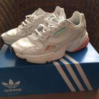 ราคา Adidas Falcon หนังแท้สีขาวมือสองสภาพใหม่ (7342168571)