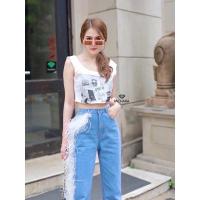 ราคา PACHARA BRAND : เซ็ต 2 ชิ้น เสื้อกล้ามสีขาวพิมพ์ลายด้านหน้า แมทช์คู่กับกางเกงยีนส์ด้านข้างแต่งขนนกแท้สีขาวฟูๆ (13314805587)