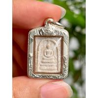 ราคา พระสมเด็จคะแนน เนื้อผงน้ำมัน เกศทะลุซุ้ม หลวงพ่อแพ วัดพิกุลทอง จ.สิงห์บุรี นิยมเกศทะลุซุ้ม (49351071935)