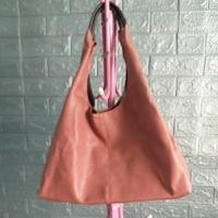 ราคา กระเป๋าสะพายหนังสีชมพูกะปิ ทรงช็อปปิ้ง ขนาด 11 × 18" (17096381511)