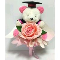 ราคา ช่อดอกไม้รับปริญา ตุ๊กตารับปริญญา ช่อตุ๊กตาหมีรับปริญญา ช่อดอกไม้ ขนาด กว้าง 28 ซม.สูง 37 ซม.(กุหลาบชมพูกระดาษมุก) (20454219957)