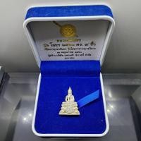 ราคา หลวงพ่อโสธร ลอยองค์ใหญ่ เนื้อเงิน รุ่นโสธร 2560 ตำรวจ ๘ ริ้ว ปี2560 พร้อมกล่องเดิม (40678728788)