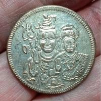 ราคา เหรียญพระศิวะ,พระแม่อุมาเทวี หลังยันต์โอม วัดแขก สีลม ปี2545 เนื้อทองแดงกะไหล่เงิน (26753567539)