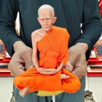 ราคา NMT8 หลวงพ่อรวย ปาสาทิโก วัดตะโกอยุธยา หน้าตัก5นิ้ว งานไฟเบอร์หุ่นขี้ผึ้งห่มจีวรติดเกศาเสมือนจริง (18682595929)