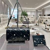 ราคา Charles&Keith กระเป๋าสะพายข้าง ทรงหมอน ลายควิลท์ประดับมุกรุ่น Janie CK2-20701600 แท้จากชอป (53101037166)