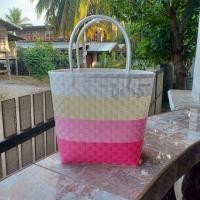 ราคา กระเป๋าสานพลาสติกขนมชั้นสีชมพู ,ฟ้า ,ม่วง (6737855865)