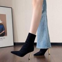 ราคา รองเท้าส้นสูงสไตล์ชาแนลแบบใหม่ ออกแบบมาพร้อมโลหะ สวมใส่ง่าย หนังนิ่มและยางยืด พอดีสำหรับฤดูเย็น (48003554146)