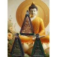 ราคา พระผงพิมพ์สามเหลี่ยมใหญ่ กรุวัดสามปลื้ม พ.ศ.๒๔๐๐-๒๔๘๓(เลี่ยมกรอบเงินทรงโบราณแกะลายไทยลงสีสวยงาม) (56352906106)