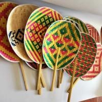 ราคา พัดสานไม้ไผ่ (คละสี) ขนาด 9.5x15 นิ้ว พัดมือจับ พัดสานลายไทย พัดโบราณ พัดทำมือ งานฝีมือชุมชน (25233854238)