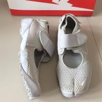 ราคา รองเท้า nike air rift สีเทา ของแท้ (7213274624)