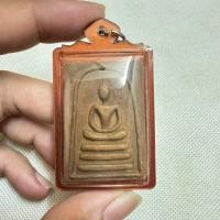 ราคา พระสมเด็จสามชั้น ด้านหลังฝังสิงห์แกะ หลวงพ่อกวย ชุตินทโร งานเลี่ยมกรอบอย่างดี (29150733641)