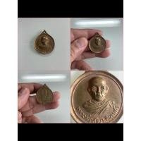 ราคา NO.0757 เหรียญหลวงพ่อสุริยา อินุทสโร วัดเขาช่องโกรน อำเภอแหลมสิงห์ จังหวัดจันทบุรี พ.ศ.2521 เนื้อกะไหล่ทองเก่า (40650448904)