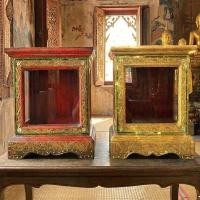 ราคา ตู้รับบริจาคไม้ สลักชื่อฟรี สีทองเก่าโบราณ 20x30x37 cm ตู้ใส่ซองทำบุญ แกะสลักลายไทย ประดับกระจก (47552858630)